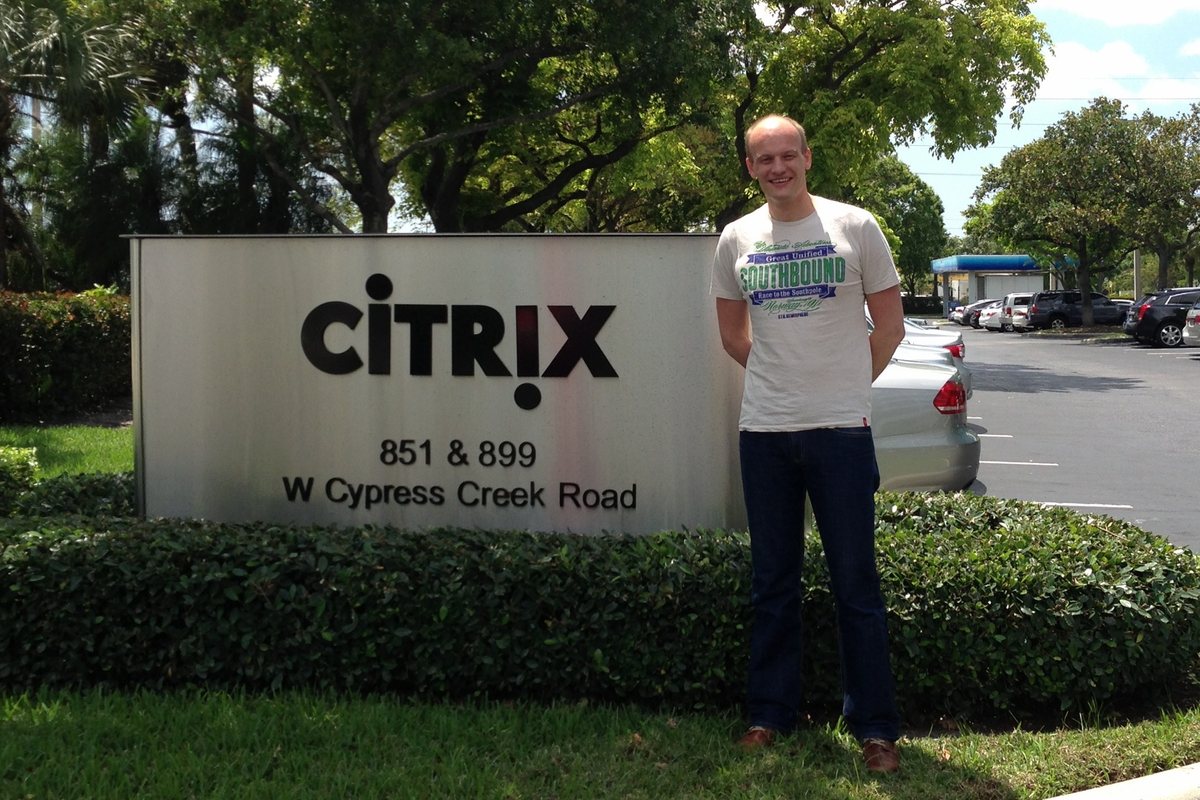 Jeroen next to the Citrix sign at the headquarters in Fort Lauderdale